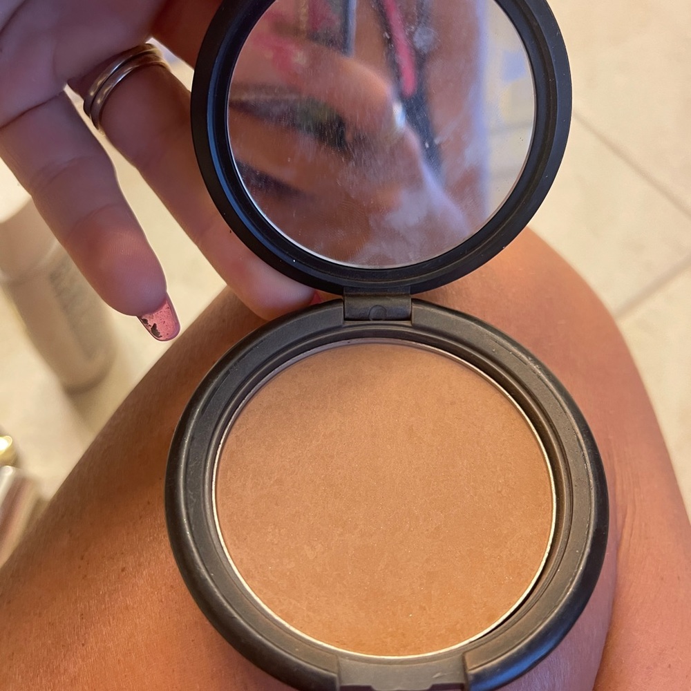 Elizabeth Mott Whatup Beaches Matte bronzer